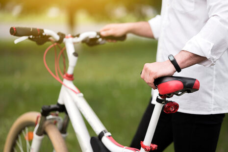 Fahrradfahrender mit Rad