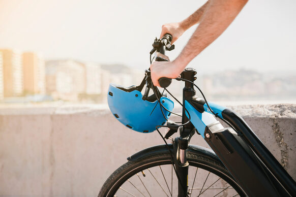 Fahrradhelm hängt an einem Fahrradlenker